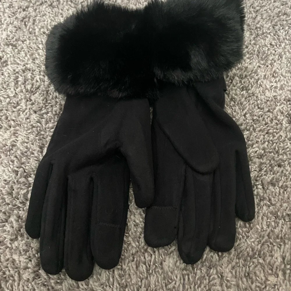 Elegant Black Fur-Trimmed Gloves NWOT with gold accent